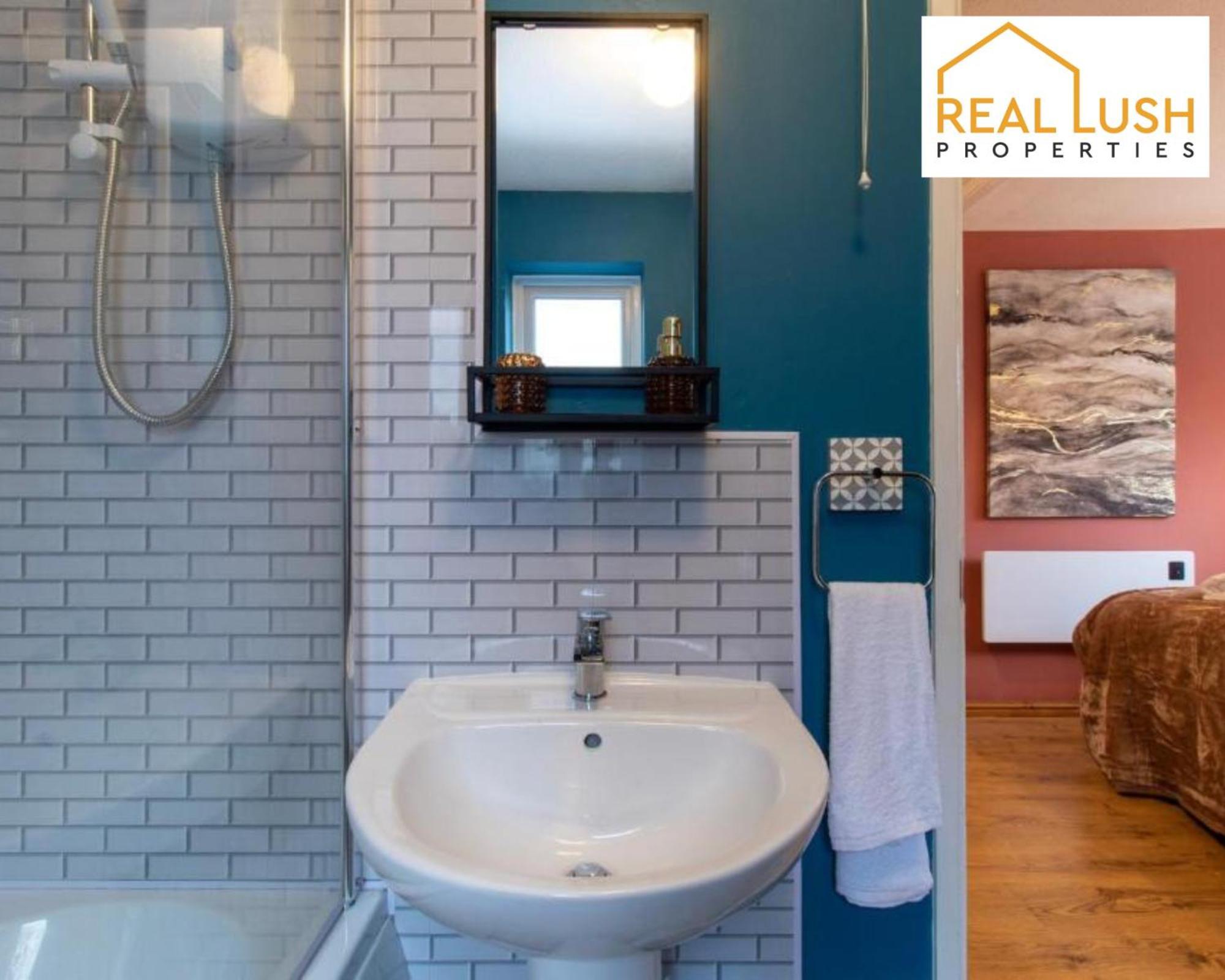 One-Bedroom Apartment By Real Lush Properties In Langsett ウォルヴァーハンプトン エクステリア 写真