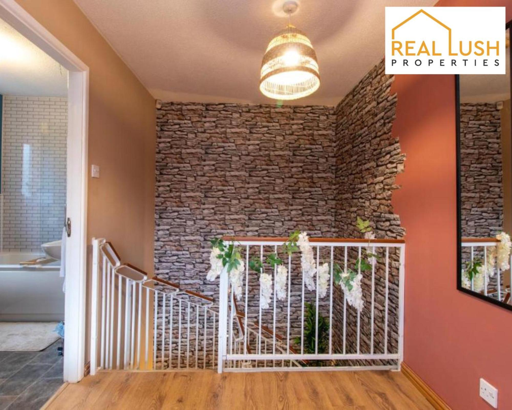 One-Bedroom Apartment By Real Lush Properties In Langsett ウォルヴァーハンプトン エクステリア 写真